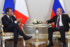 Russian President Vladimir Putin (R) meets with French President Emmanuel Macron in St. Petersburg, Russia May 24, 2018. Kirill Kudryavtsev/Pool via REUTERS
