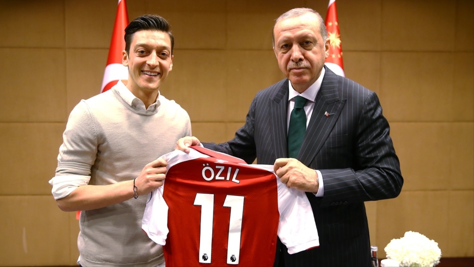 أوزيل أهدى قميصه مع أرسنال إلى الرئيس التركي (الأناضول)