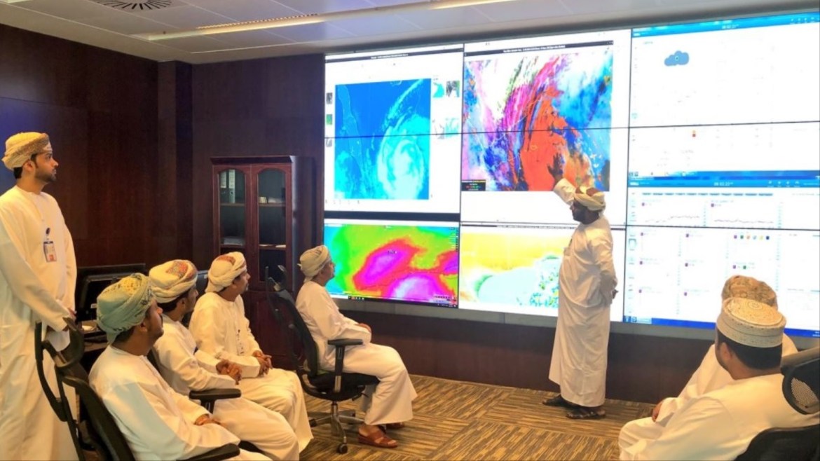 مسؤولون من هيئة الطيران المدني العماني يتابعون مستجدات الإعصار المداري مكونو