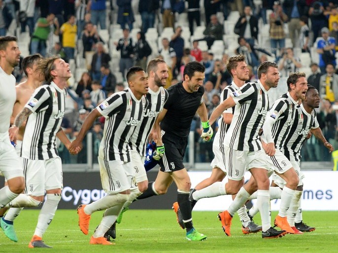 Soccer Football - Serie A - Juventus vs Bologna - Allianz Stadium, Turin, Italy - May 5, 2018 Juventus players celebrate after the match REUTERS/Massimo Pinca
