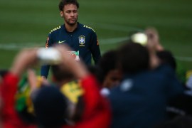 TERESOPOLIS, BRAZIL - MAY 25: Neymar walks toward the fans after a training session of the Brazilian national football team at the squad's Granja Comary training complex on May 25, 2018 in Teresopolis, Brazil. (Photo by Buda Mendes/Getty Images)