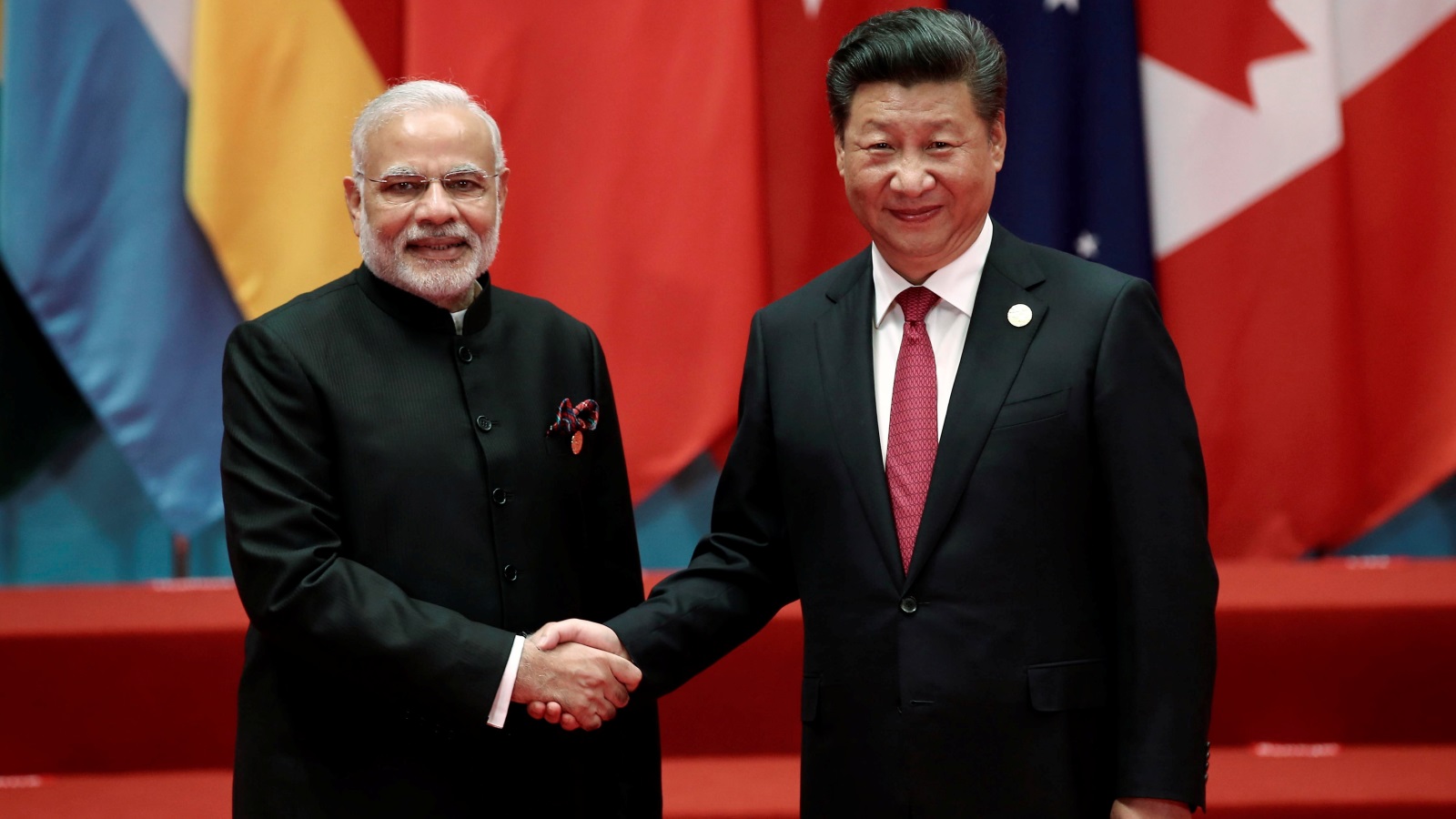 الرئيس الصيني، شي جين بينغ يصافح رئيس الوزراء الهندي، ناريندرا مودي (رويترز)