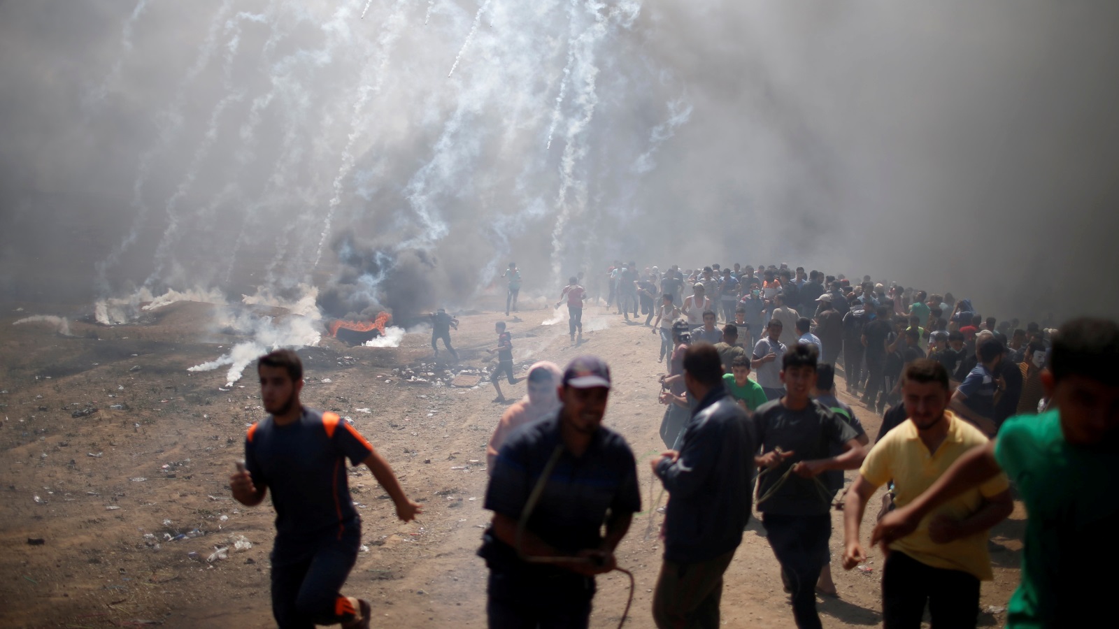 ‪المتظاهرون اشتبكوا مع القوات الإسرائيلية في نقاط عدة على حدود قطاع غزة‬ (رويترز)