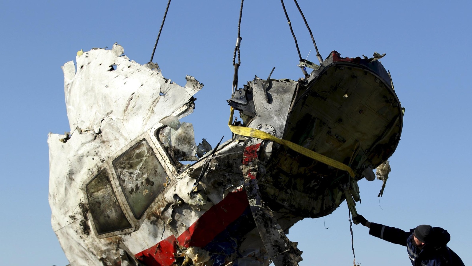 ‪فريق المحققين الهولنديين في إسقاط الطائرة الماليزية اتهم موسكو بالمسؤولية عن الحادث‬  (رويترز)