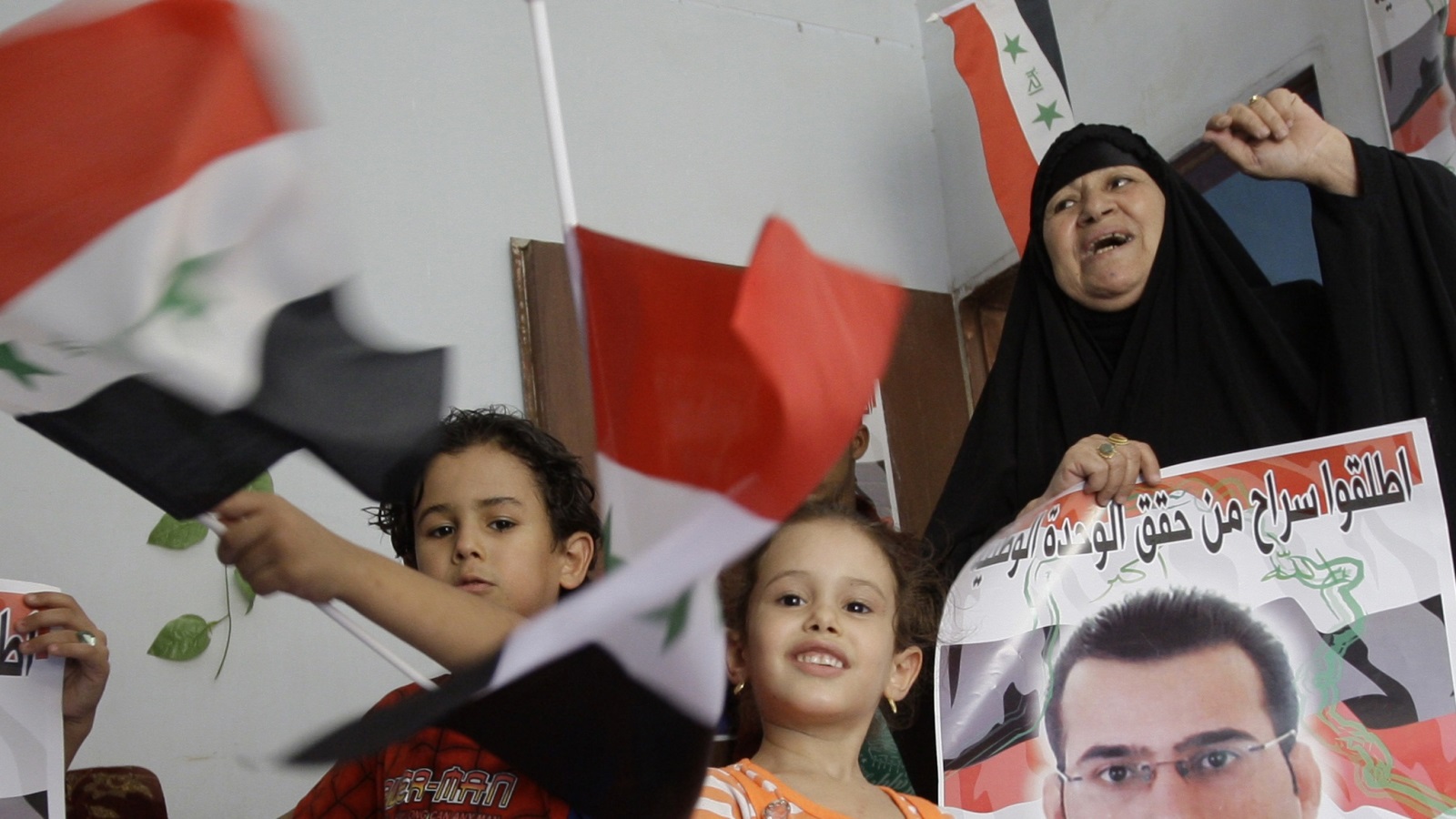 ‪أسرة الزيدي تحتفل في منزله قبل إطلاق سراحه بعد اعتقاله‬ أسرة الزيدي تحتفل في منزله قبل إطلاق سراحه بعد اعتقاله (رويترز)