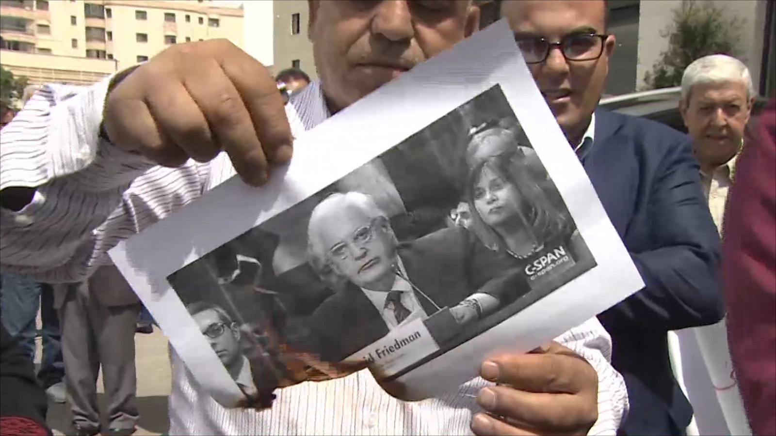 متظاهرون فلسطينيون أحرقوا صور السفيرة الأميركية لدى الأمم المتحدة نكي هيلي والسفير الأميركي في تل أبيب ديفيد فريدمان (الجزيرة-أرشيف)