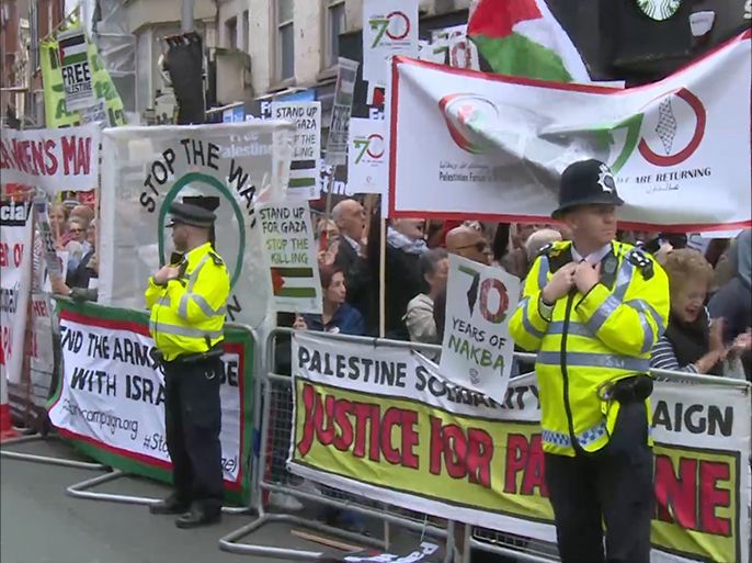 بريطانيون متضامنون مع الشعب الفلسطيني يتظاهرون أمام السفارة الإسرائيلية في لندن إحياء لذكرى النكبة