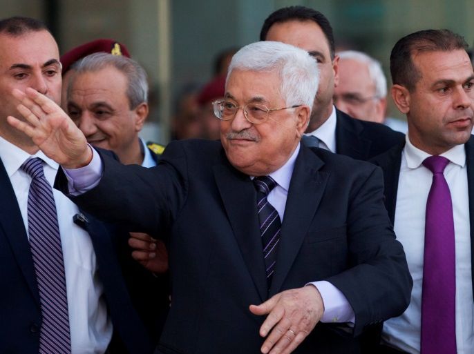 Palestinian President Mahmoud Abbas waves after leaving the hospital in the West Bank city of Ramallah, October 6, 2016. REUTERS/Mohamad Torokman
