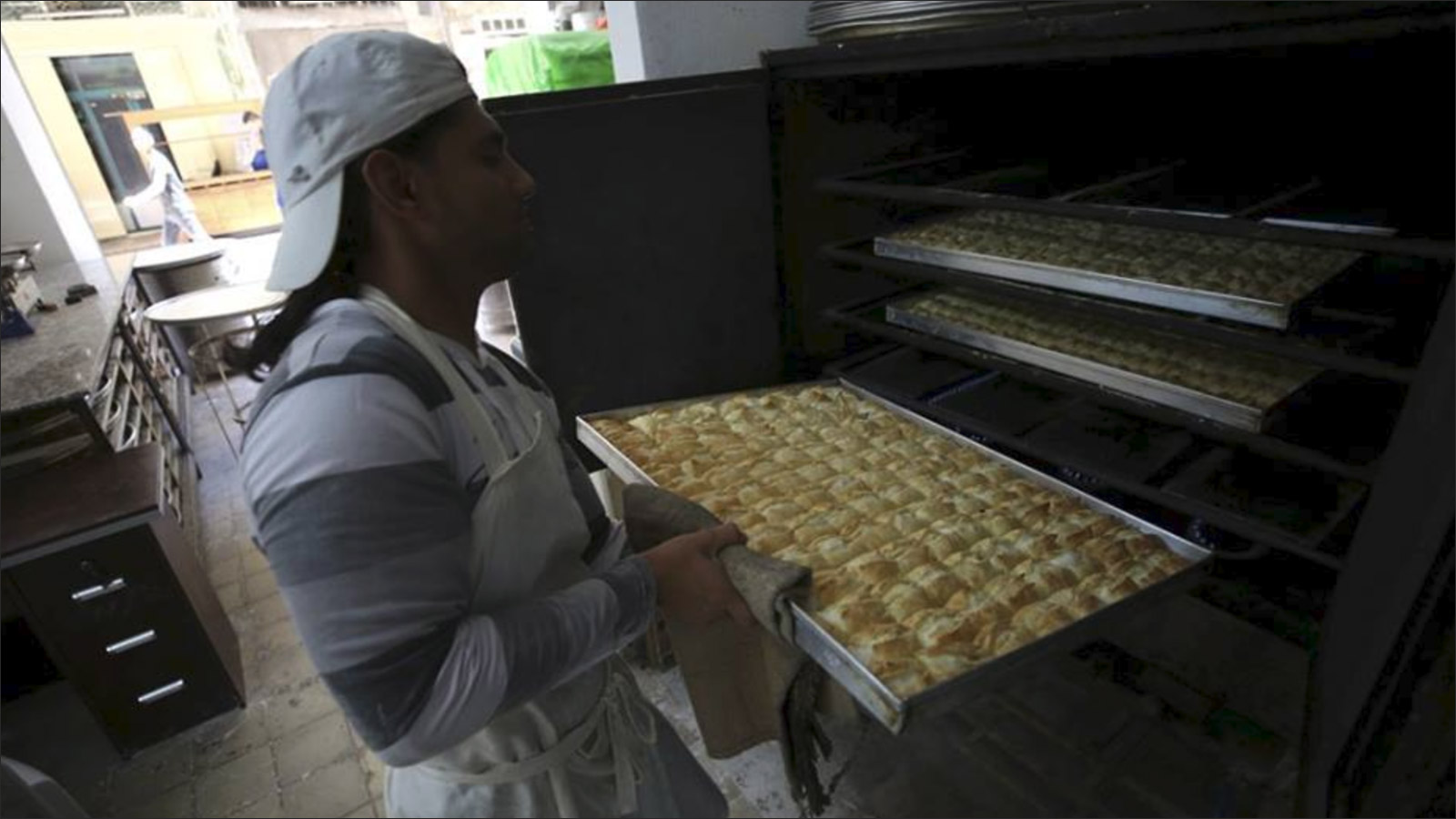 ‪صناعة الحلويات بمدينة نابلس في أول أيام شهر رمضان المبارك‬ (مواقع التواصل الاجتماعي)