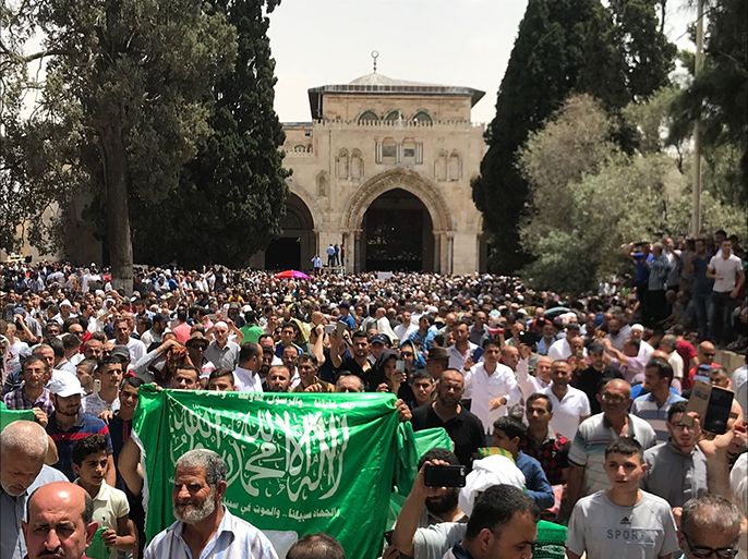 علم حماس في المسجد الأقصى بعد صلاة الجمعة - ناشطون