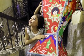مدونات - طفلة تحمل فانوس رمضان