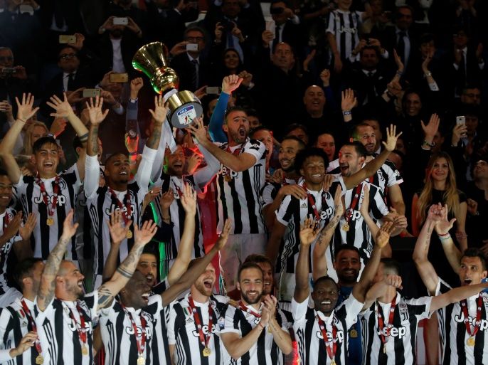 Soccer Football - Coppa Italia Final - Juventus vs AC Milan - Stadio Olimpico, Rome, Italy - May 9, 2018 Juventus celebrate with the trophy after winning the Coppa Italia REUTERS/Stefano Rellandini