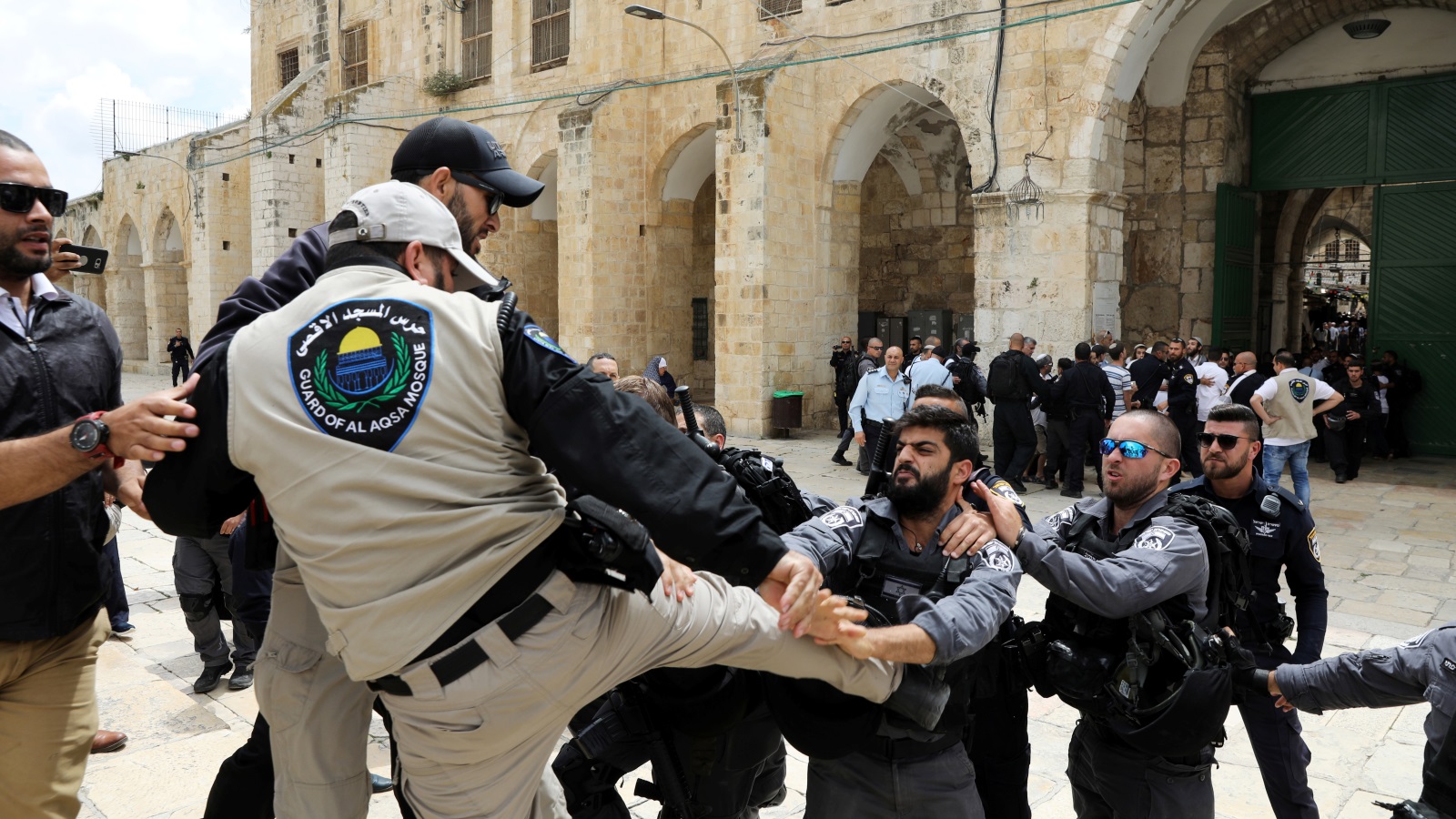 ‪حارس للمسجد الأقصى يواجه جنود الاحتلال الذين حموا مستوطنين اقتحموا الحرم القدسي‬ (رويترز)