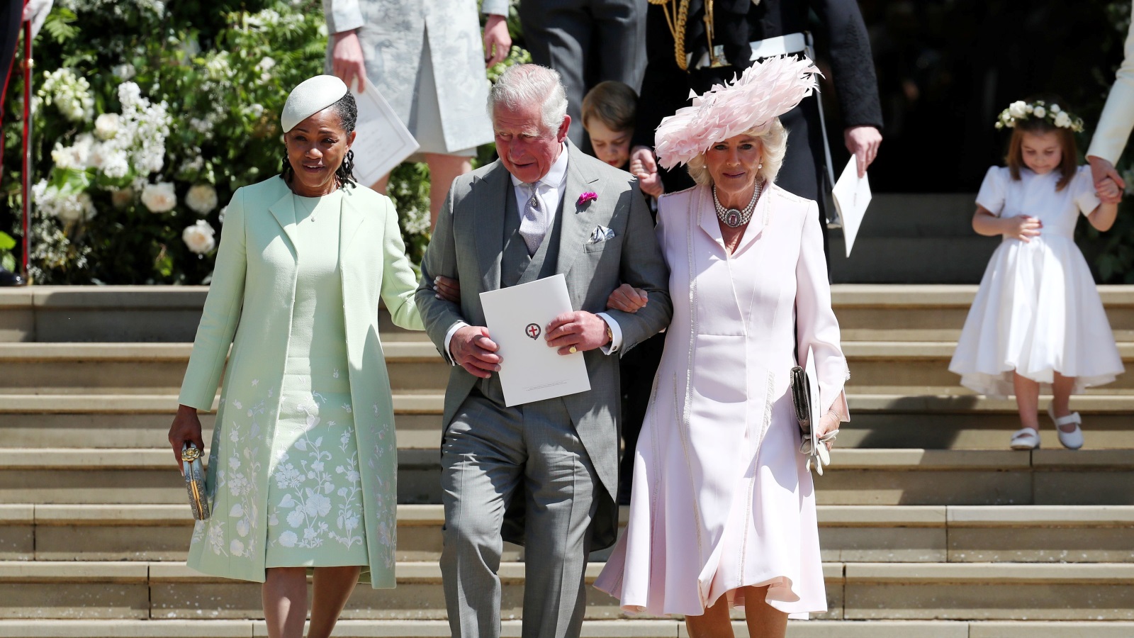 دوريا والدة العروس (يسار) مع أفراد من العائلة الملكية (رويترز)