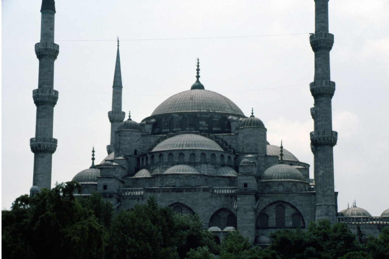 استخدم المسلمين زخرفة التماثل الكلي في تزيين جدران المساجد و القباب و المآذن