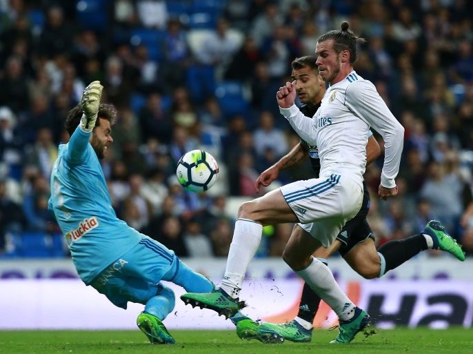 MADRID, SPAIN - MAY 12: Gareth Bale (R) of Real Madrid CF competes for the ball with goalkeeper Sergio Alvarez (L) of RC Celta de Vigo during the La Liga match between Real Madrid and Celta de Vigo at Estadio Santiago Bernabeu on May 12, 2018 in Madrid, Spain. (Photo by Gonzalo Arroyo Moreno/Getty Images)