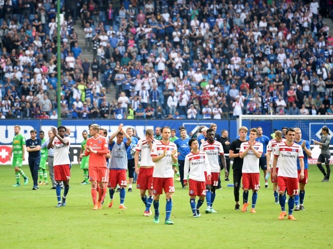 Soccer Football - Bundesliga - Hamburger SV v Borussia Moenchengladbach - Volksparkstadion, Hamburg, Germany - May 12, 2018 Hamburg's Kyriakos Papadopoulos (L) and team mates look dejected as they applaud the fans at the end of the match REUTERS/Fabian Bimmer DFL RULES TO LIMIT THE ONLINE USAGE DURING MATCH TIME TO 15 PICTURES PER GAME. IMAGE SEQUENCES TO SIMULATE VIDEO IS NOT ALLOWED AT ANY TIME. FOR FURTHER QUERIES PLEASE CONTACT DFL DIRECTLY AT + 49 69 650050