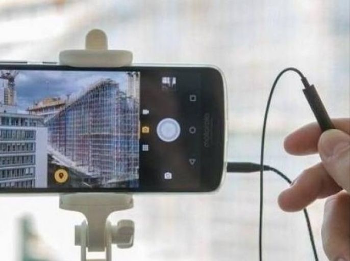 يمكن استعمال سماعة الأذن كزر تصوير مع الهواتف الذكية من أجل التقاط صورة رائعة بدون اهتزازات، بحيث يتم وضع الهاتف الذكي على حامل مناسب أو أرضية ثابتة