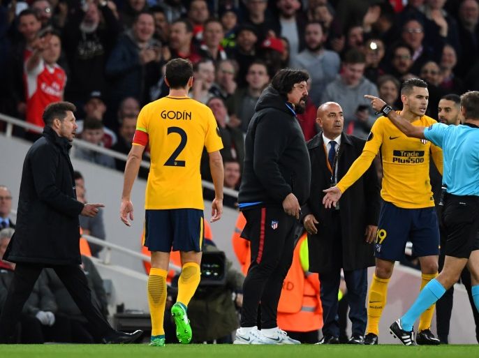 Soccer Football - Europa League Semi Final First Leg - Arsenal vs Atletico Madrid - Emirates Stadium, London, Britain - April 26, 2018 Atletico Madrid's Lucas Hernandez reacts as Atletico Madrid coach Diego Simeone is sent to the stands by referee Clement Turpin REUTERS/Dylan Martinez
