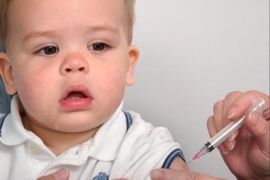 على الرغم من أن التوصيات تنص على أخذ تطعيم الحصبة في عمر 11 إلى 14 شهر، إلا أنه يمكن إعطاؤه للطفل في عمر 9 شهور في حالة ذهاب الطفل إلى دور رياض الأطفال أو عند اختلاطه مع أطفال مصابين بالحصبة. (النشر مجاني لعملاء وكالة الأنباء الألمانية "dpa". لا يجوز استخدام الصورة إلا مع النص المذكور وبشرط الإشارة إلى مصدرها.) عدسة: dpa صور: dpa