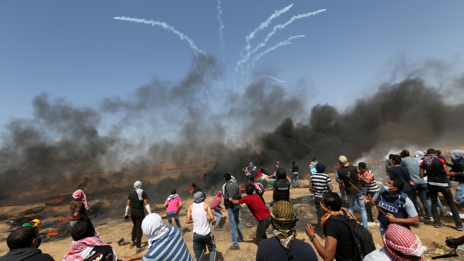 جانب من الاحتجاجات التي شهدتها غزة قرب السياج الحدودي يوم الجمعة الماضي (رويترز)