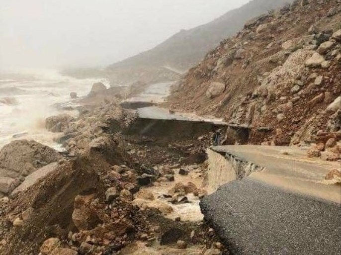 طريق ساحلي مدمر في جزيرة سقطرى جراء الإعصار مكونو