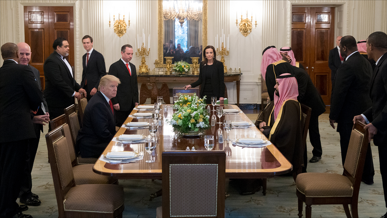 ‪ولي العهد السعودي محمد بن سلمان مع الرئيس الأميركي دونالد ترامب في واشنطن‬ (الأوروبية)