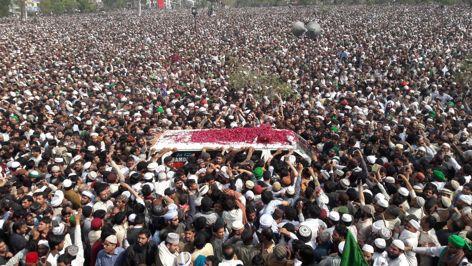 تشييع جنازة ممتاز قادري بعد إعدامه لإدانته قتل حاكم إقليم البنجاب عام 2011 (رويترز)