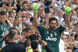 Soccer Football - Serie A - Juventus vs Hellas Verona - Allianz Stadium, Turin, Italy - May 19, 2018 Juventus' Gianluigi Buffon gestures to the fans as he is substituted off REUTERS/Massimo Pinca