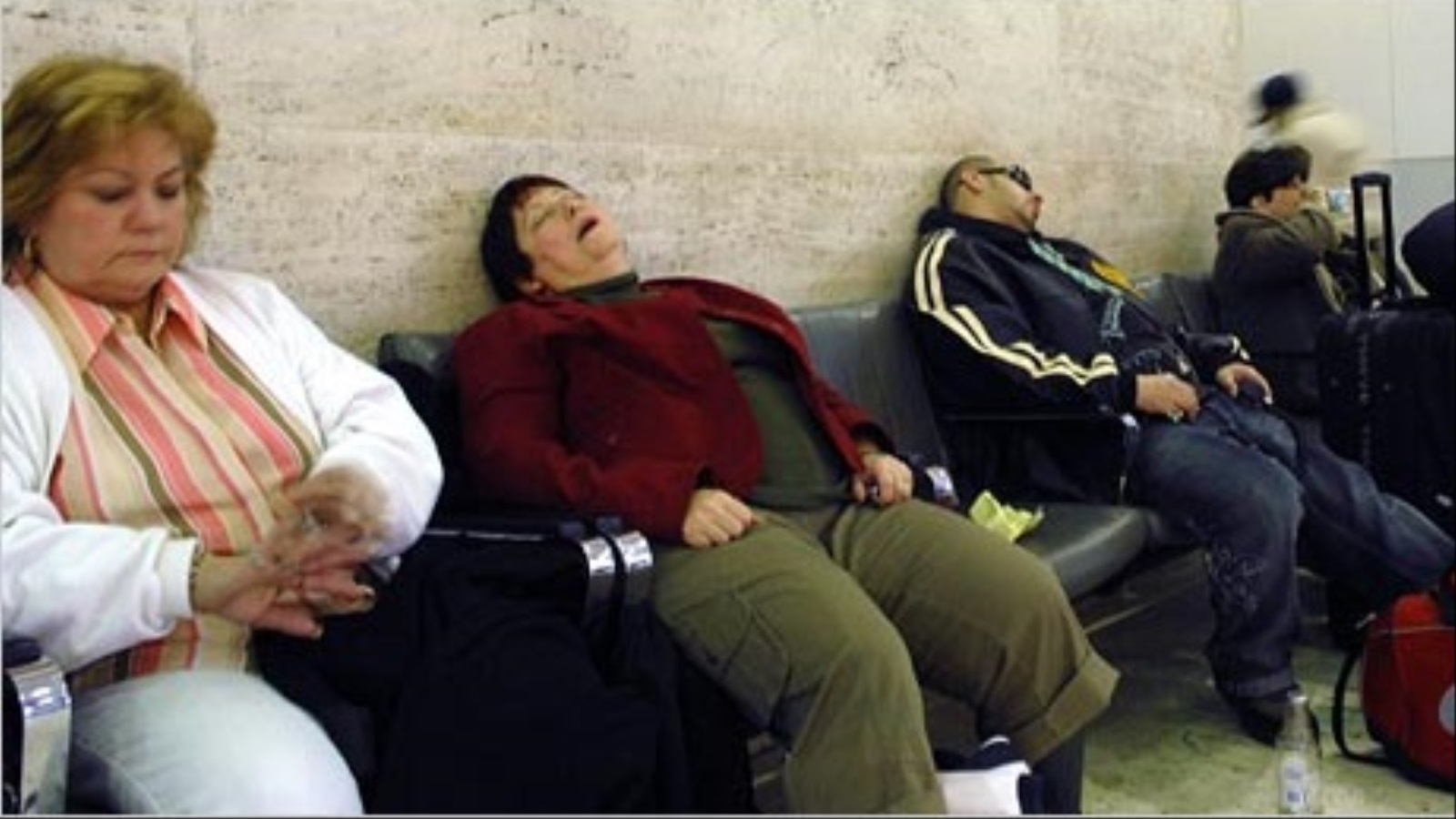 انتشرت صور عديدة وقت الأزمة للركاب وهم نائمون في المطارات مع تعطل حركة السفر