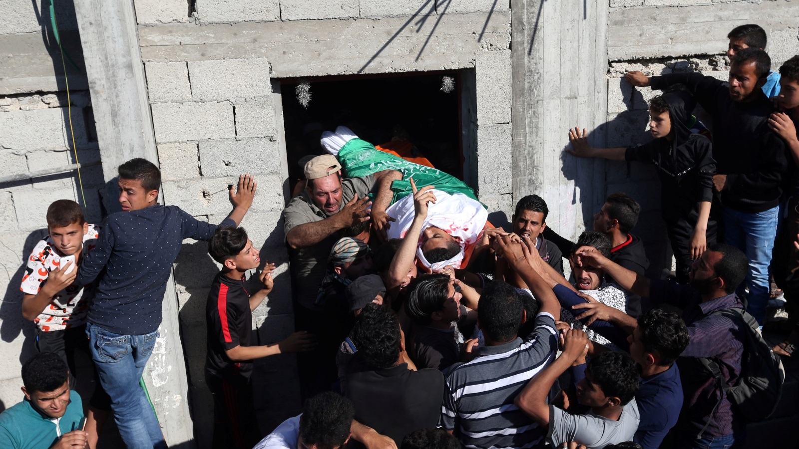 الفلسطينيون قدموا أزيد من أربعين شهيدا في يوم واحد (رويترز)