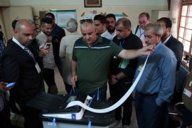 Iraq's Independent High Electoral Commission employee closes a ballot box at a polling station during the parliamentary election in Baghdad, Iraq May 12, 2018. REUTERS/Abdullah Dhiaa al-Deen