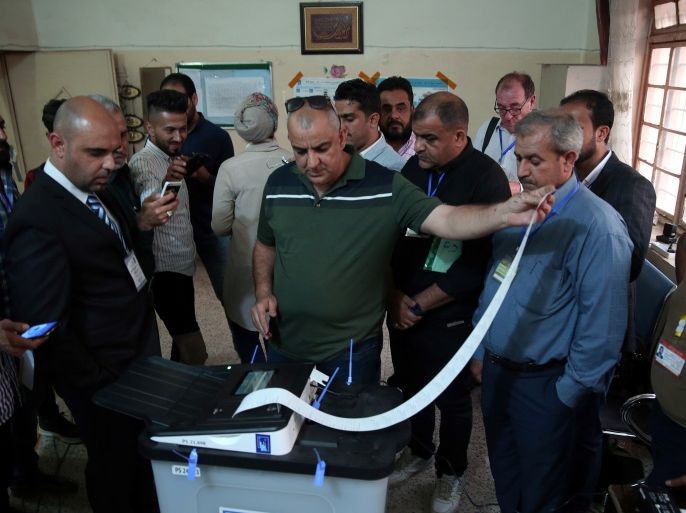 Iraq's Independent High Electoral Commission employee closes a ballot box at a polling station during the parliamentary election in Baghdad, Iraq May 12, 2018. REUTERS/Abdullah Dhiaa al-Deen
