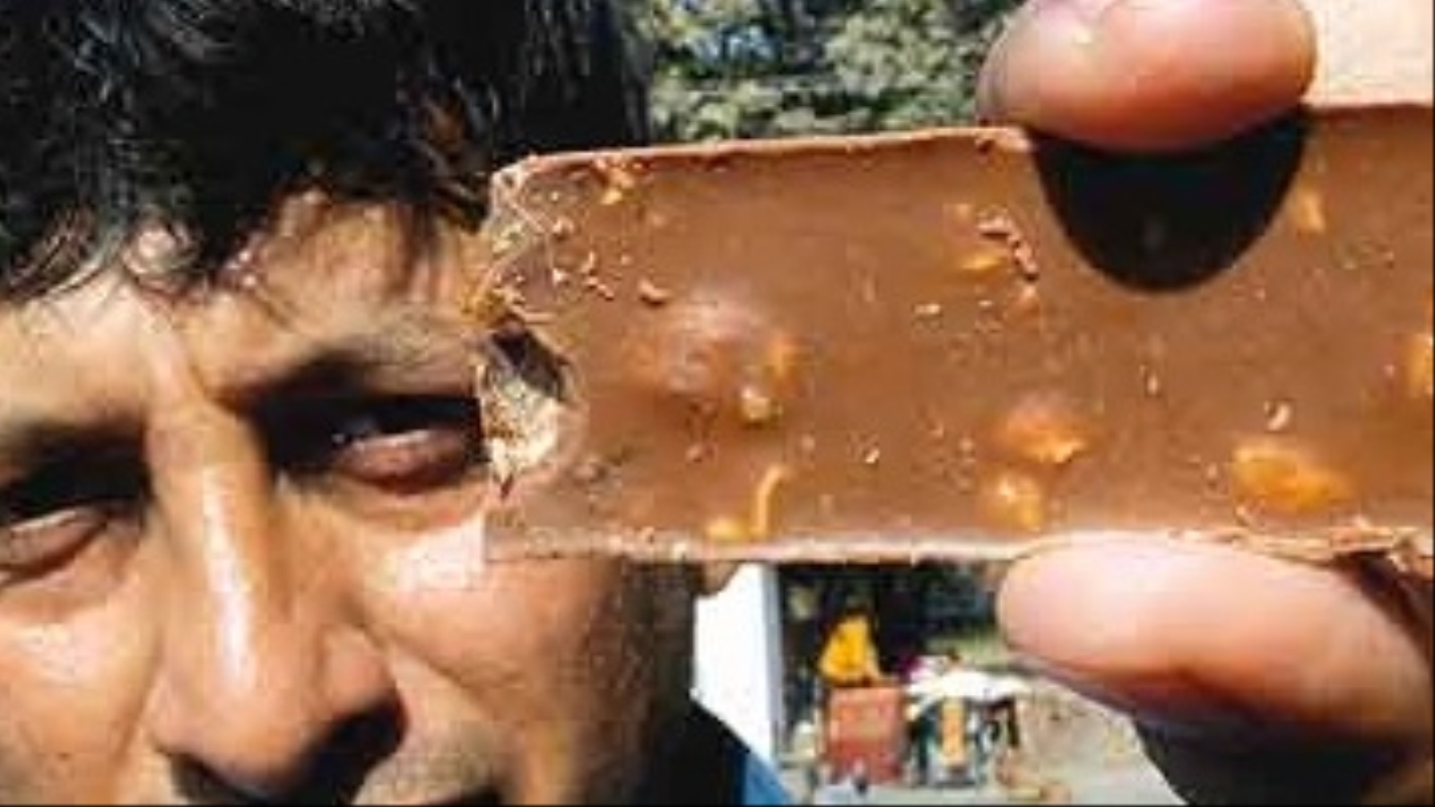 صورة انتشرت في الهند لشيكولاتة كادبـوري تحتوي على ديدان