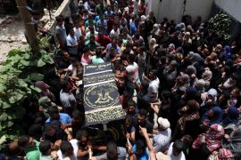 Mourners carry a casket containing the body of a Palestinian Islamic Jihad militant, who was killed in Israeli tank shelling, during his funeral in the southern Gaza Strip May 27, 2018. REUTERS/Ibraheem Abu Mustafa