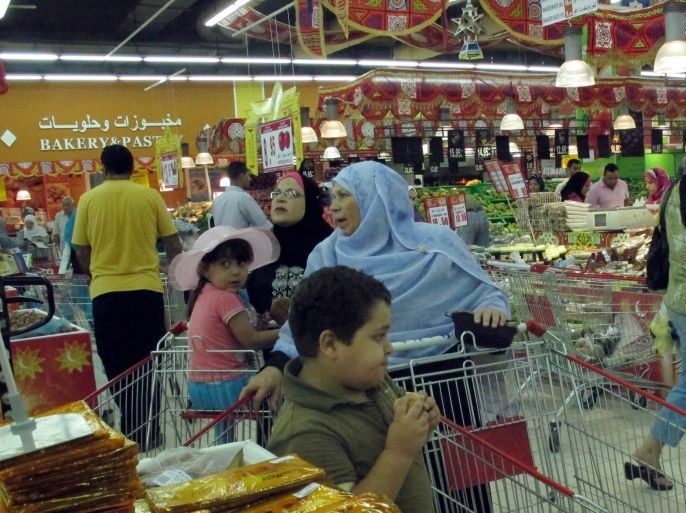 epa02843924 Egyptians shop for the upcoming Islamic month of Ramadan at a supermarket in Cairo, Egypt, 27 July 2011. Egyptians buy dates and other traditional food as they prepare for the fasting month of Ramadan, the ninth month of the Islamic calendar that is expected to start on 01 August. EPA/KHALED ELFIQI