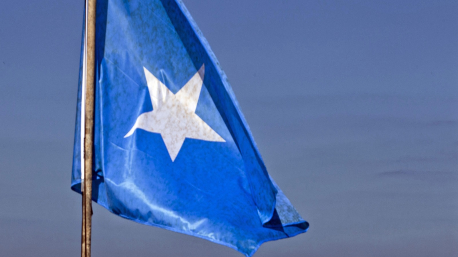 يدرك الشعب الصومالي جيدا مدى أهمية وجود حكومة تدير شئونها الداخلية الخارجية ومستقلة عن أي قوة أخرى. وأن الحكومة السيئة أفضل من عدمها