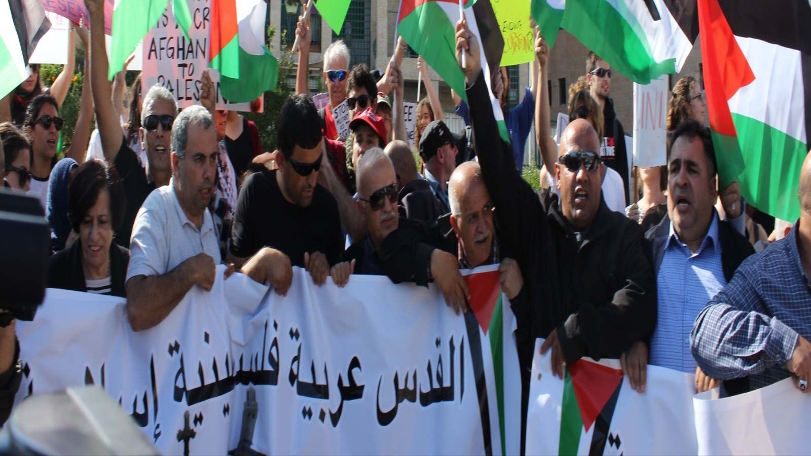 ‪مظاهرة للفلسطينيين ونشطاء إسرائيليين تزامنا مع افتتاح السفارة الأميركية في القدس‬ (الجزيرة)
