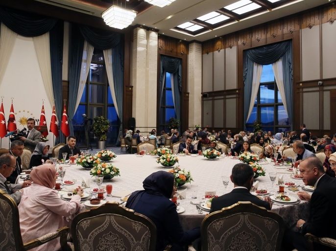 أقام الرئيس التركي رجب طيب أردوغان في أول أيام شهر رمضان مأدبة إفطار لأسر قتلى وجرحى محاولة الانقلاب التي وقعت في صيف 2016