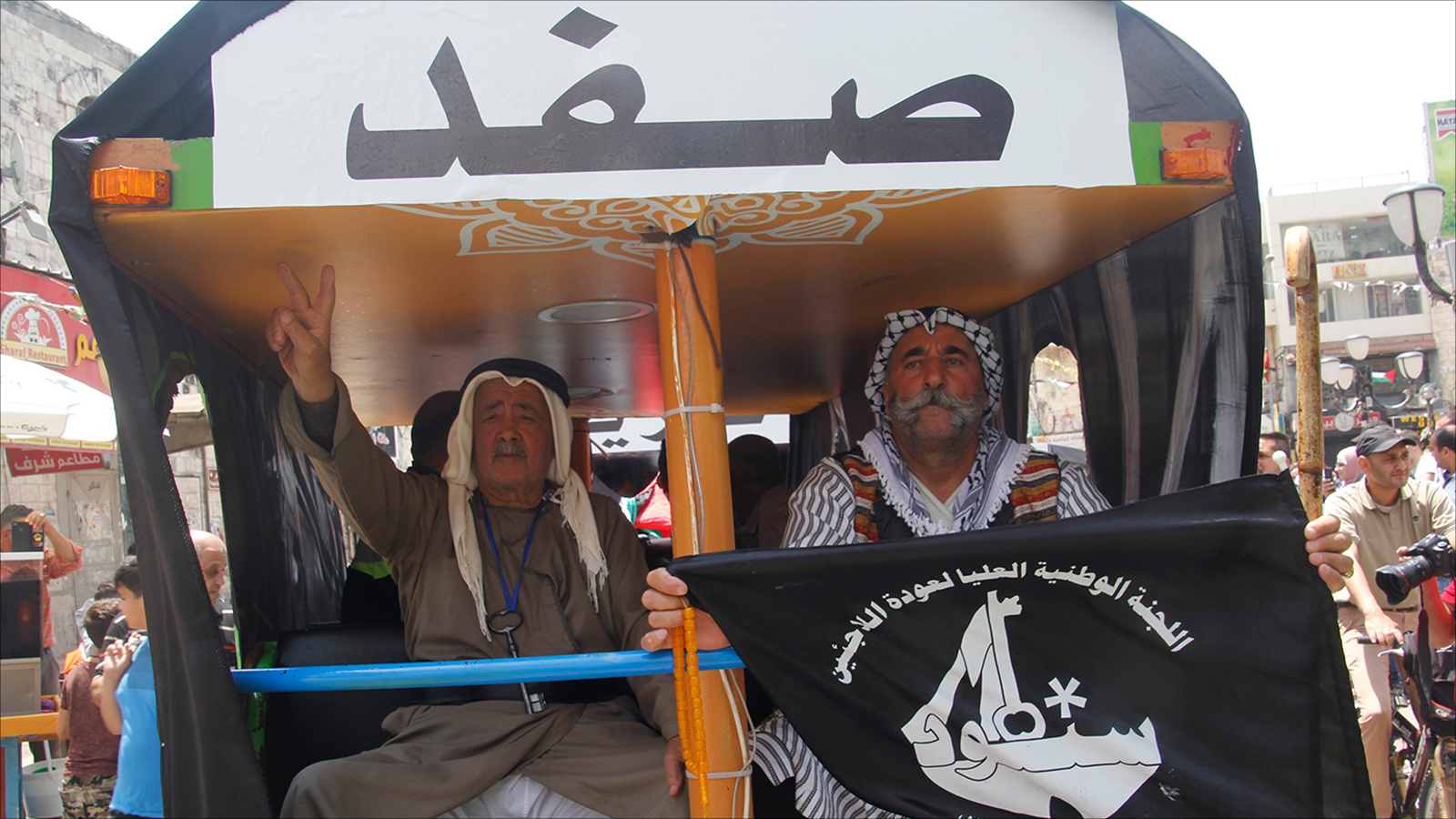 ‪كبار السن كانوا في مقدمة قطار العودة للمشاركة في مسيرة العودة وهم يرتدون الزي الفلسطيني التقليدي‬ (الجزيرة)