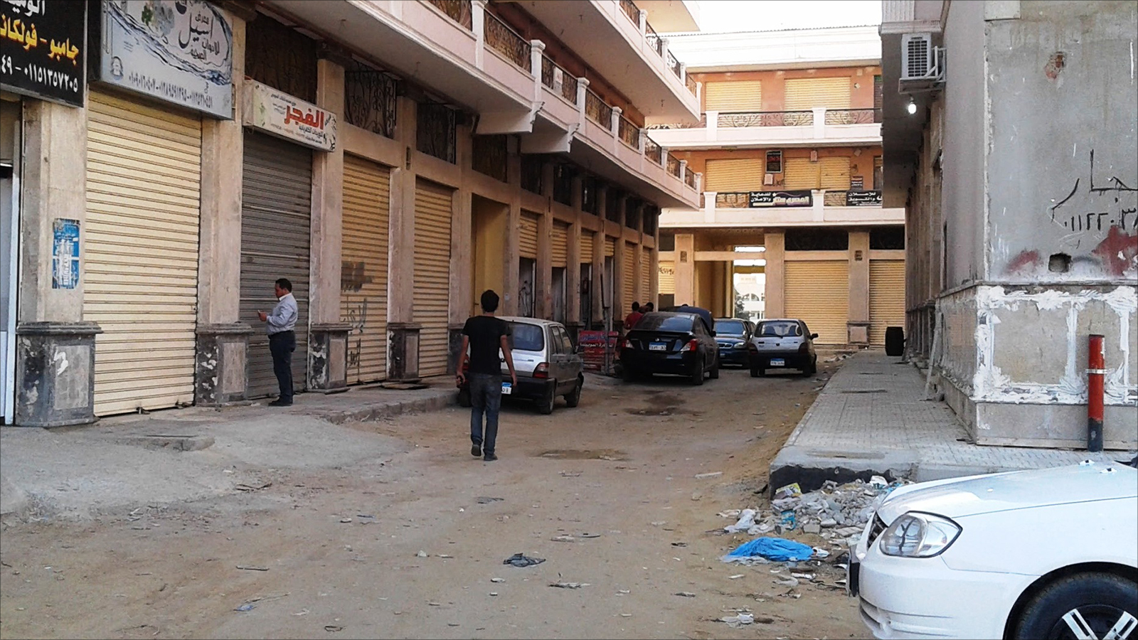 ‪ورش ومحلات بمنطقة اكتوبر في القاهرة‬ (الجزيرة)