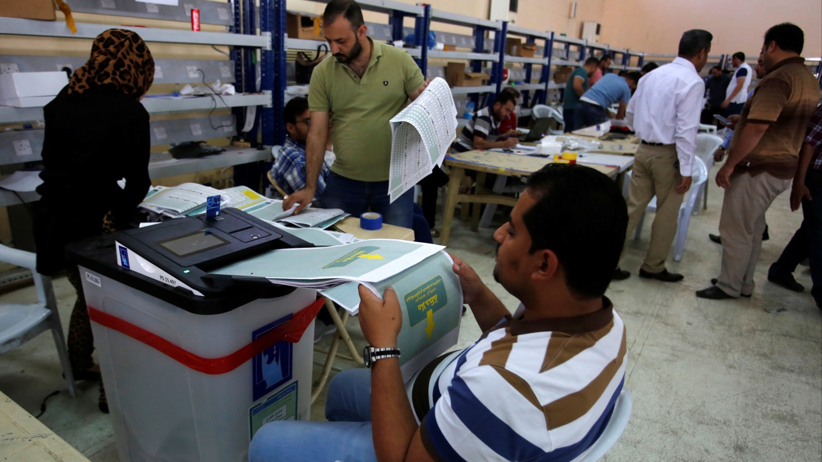 ‪مفوضية الانتخابات قالت إن قانون الانتخابات ألزمها بإجراء العد والفرز بأجهزة إلكترونية‬  (رويترز)