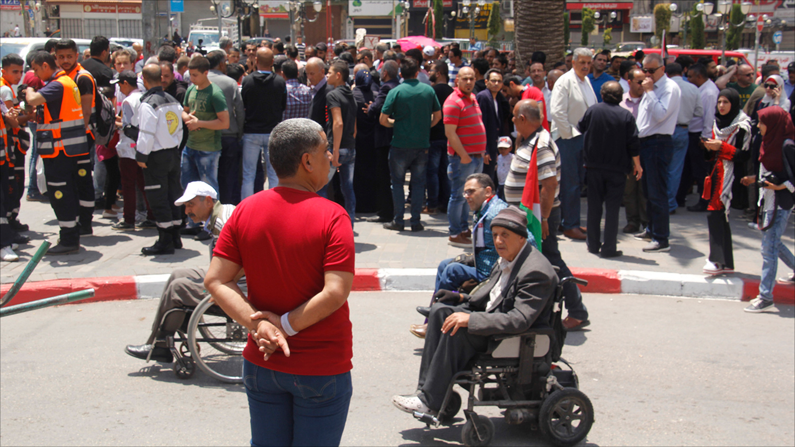 ‪الحاج إبراهيم يروي حكاية نكبته خلال مسيرة العودة عند دوار الشهداء وسط نابلس‬ (الجزيرة)