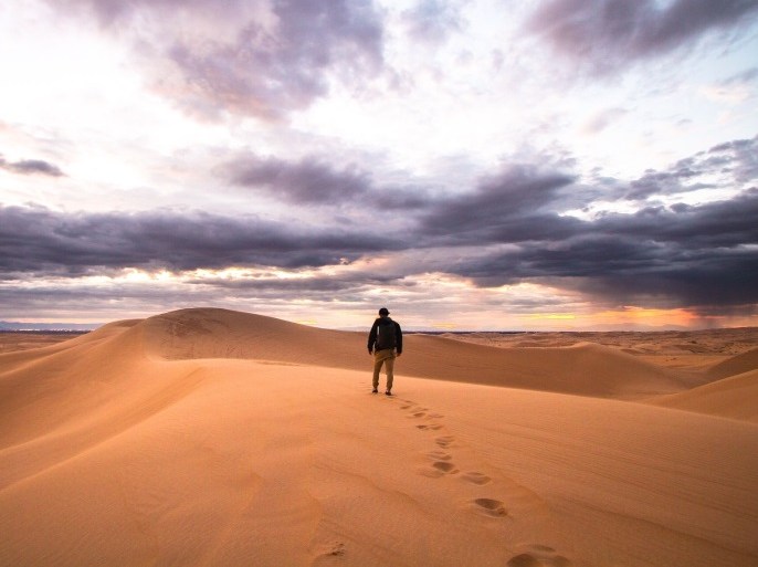 مدونات - رجل يمشي في صحراء