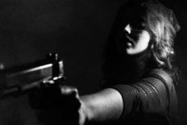 مدونات - امرأة تحمل مسدس