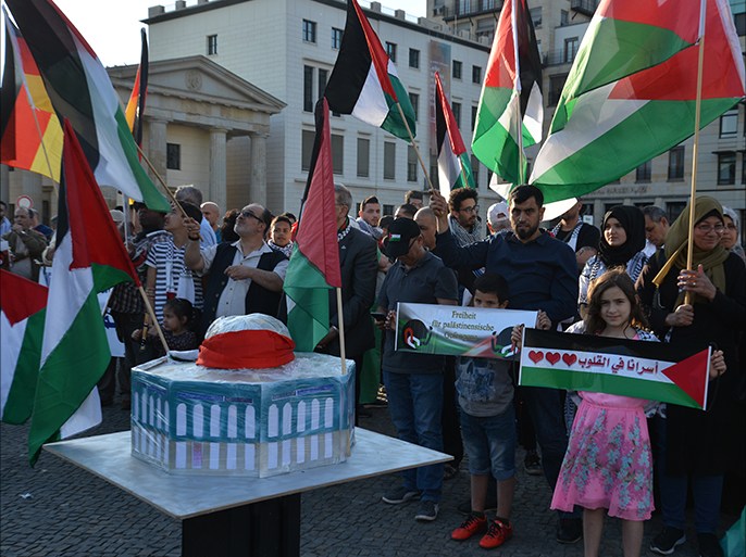 أجيال مختلفة من اللاجئين الفلسطينيين ببرلين حضروا أمام السفارة الأميركية للتعبير عن تمسكهم بالقدس ورفضهم قرار ترمب. الجزيرة نت