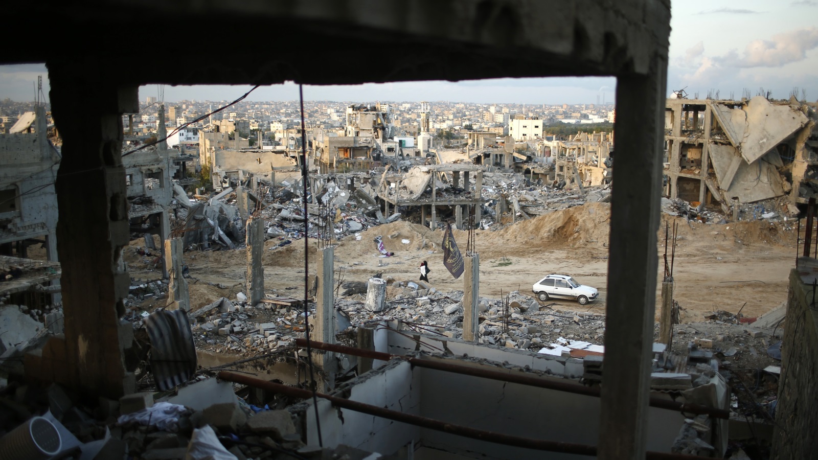 ‪إسرائيل قتلت آلاف المدنيين ودمرت الأحياء السكنية في قطاع غزة‬ (رويترز)
