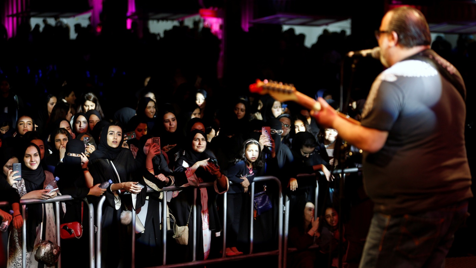 سعوديات أثناء حضورهن حفلا للجاز في العاصمة الرياض (رويترز)