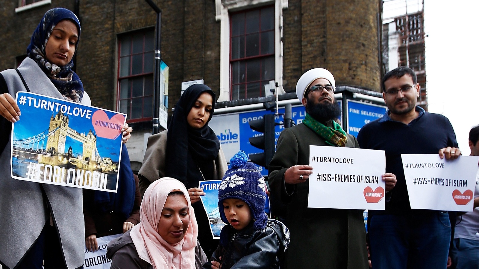 موقف تضامني للجالية الإسلامية عقب هجوم استهدف المشاة في لندن (رويترز)