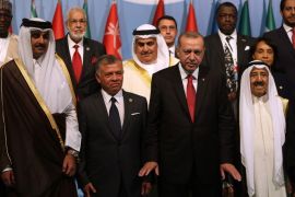 epa06747835 Turkish President Recep Tayyip Erdogan (C), Kuwaiti Emir Sheikh Sabah Al-Ahmad Al-Sabah (2-R), Iranian President Hassan Rouhani (R) and King Abdullah II of Jordan (2-L), poses with other participants for a family photo session at the extraordinary summit of the Organisation of Islamic Cooperation (OIC) in Istanbul, Turkey, 18 May 2018. The Organisation of Islamic Cooperation (OIC) held in Istanbul to show solidarity with Palestinian people after deadly clash